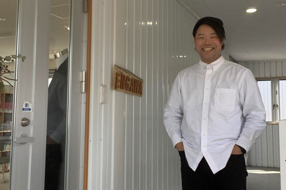志田敏典 隊員(観光振興支援員) 新潟県上越市出身。ビジネス系の専門学校を卒業後、紳士服専門店に就職。店長職やエリアマネージャーなどを経験する。転勤で仙台に来るまでの時間を新潟で過ごす。仙台に移り住み3年。当時勤めていたころに、今後の将来像が見えなくなったり、家族との時間が作れていない現状を目の当たりにし、たまたま訪れた登米市の人に誘われ、登米市地域おこし協力隊(観光振興支援員)に応募し、2021年9月に着任。任期2年目の10月には、まちづくり総合事業を手掛ける縁屋を開設。ヒト・コト・モノをカタチにするという夢を追いかけ、日々奮闘している。