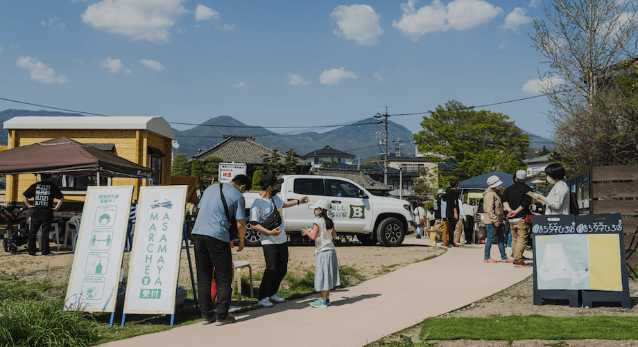 受付で、体温測定・消毒済のシールを受け取り、見えるところに貼って入場。