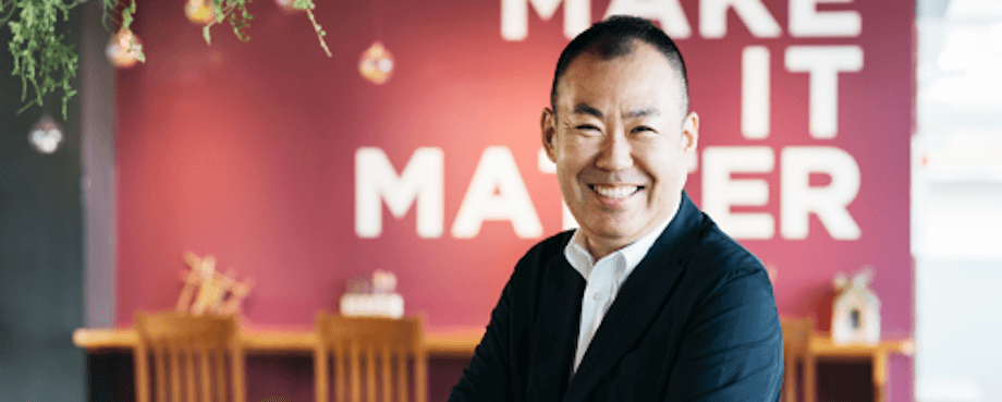村岡 浩司(Koji Muraoka)さん 株式会社一平ホールディングス 代表取締役社長 / “世界があこがれる九州をつくる”を経営理念として、九州産の農業素材だけを集めて作られた九州パンケーキミックスをはじめとする、「KYUSHU ISLAND®︎/九州アイランド」プロダクトシリーズを全国に展開。多数の飲食店を経営する一方、九州各地にて様々な地元創生活動や食を通じたコミュニティ活動にも取り組んでいる。