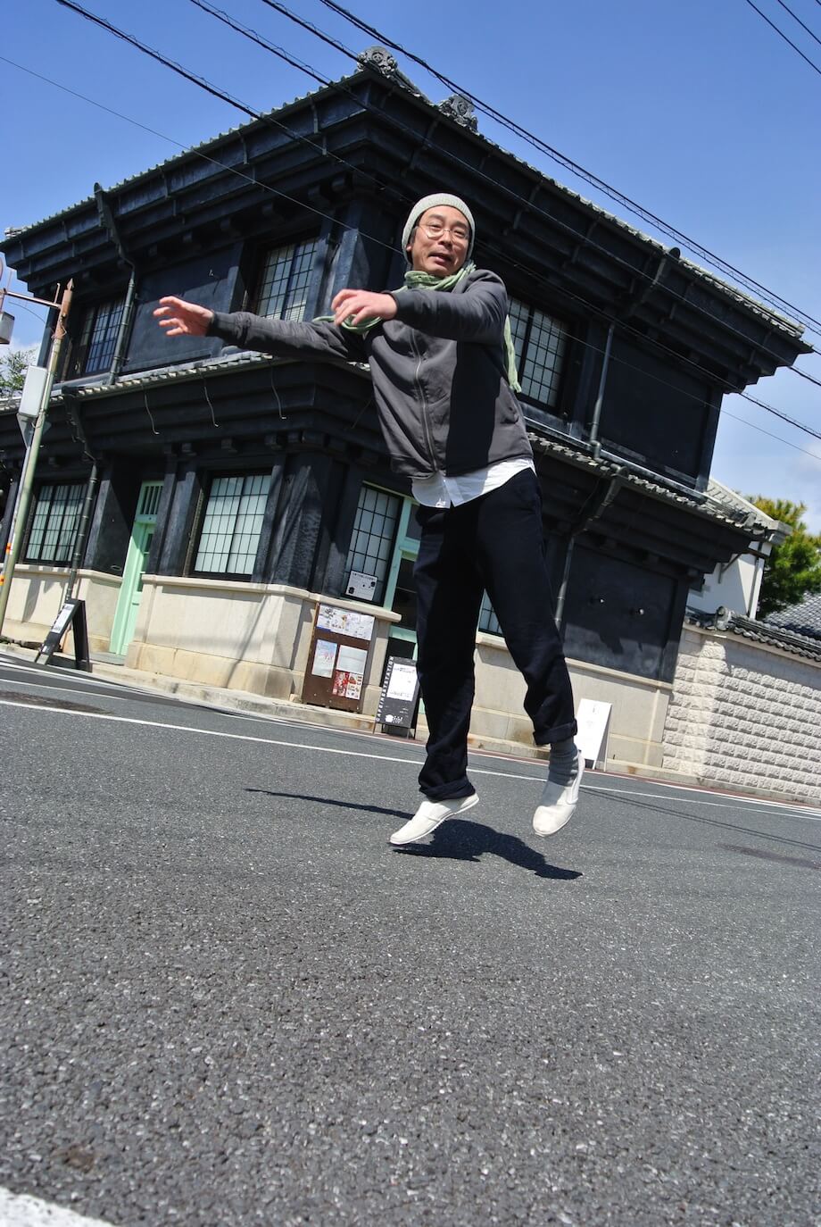 川鍋達（Tatsushi Kawanabe）東京造形大学を卒業後、12年間ドイツのニュルンベルグで精力的にアーティスト活動を行う。日本に帰国後は高校教師をしながらアーティスト活動を継続していたが3.11をきっかけに高知県須崎市に移住を決める。現在はすさきまちかどギャラリーの館長を務める。