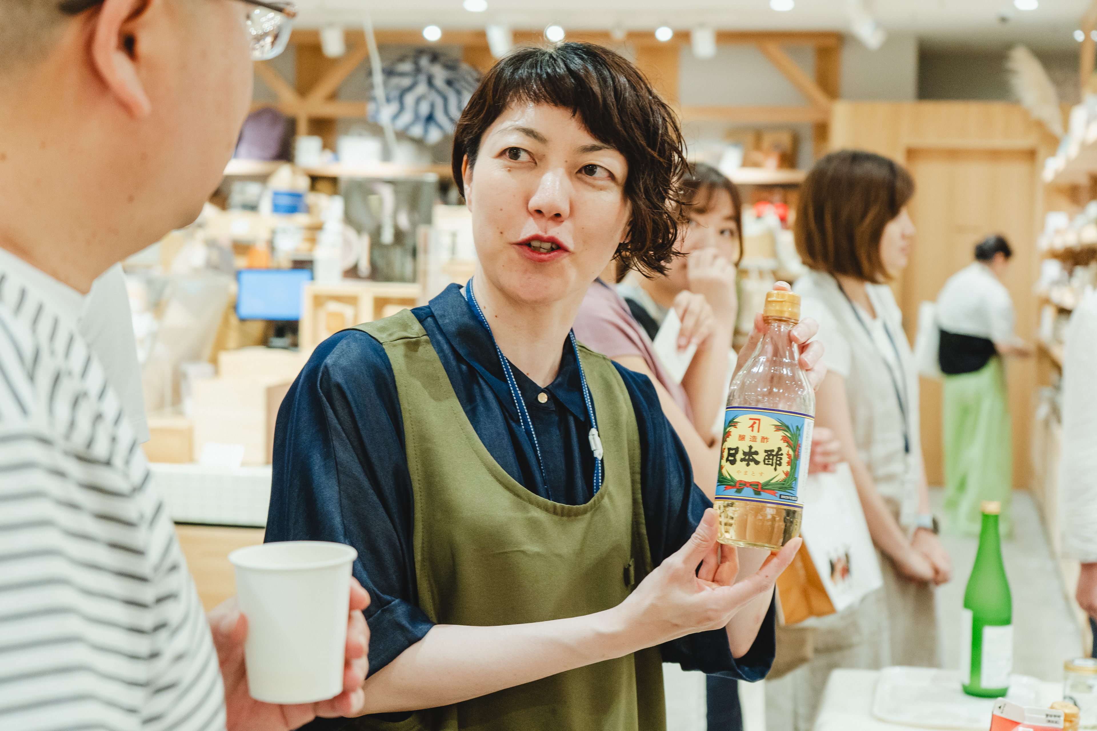 AKOMEYA TOKYOのポップアップで、地域産品の日本酢について接客する地域バイヤープログラム受講生