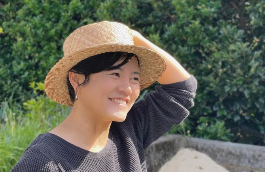 小林 未歩 氏 イラストレーター・デザイナー、愛と希望の共同売店プロジェクト / 東京生まれのイラストレーター・デザイナー。広告代理店などの仕事をしながら創作活動を続けていたが、東日本大震災を期に沖縄移住を決意。那覇で地域のデザインに関わるようになる。その後福岡県上毛町で地域おこし協力隊として活動中に共同売店を知ってからというもの、福岡と沖縄を行き来しながら共同売店について学んだり実践を重ねる日々。企画を考えたりプロジェクトを作って形にしたりすることが好き。自主映画上映企画「こうげまち映画部」もじんわり活動中。