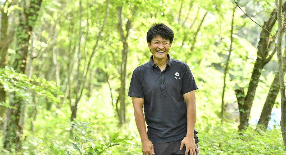 中村 博(Hiroshi Nakamura)さん 株式会社やまとわ代表取締役・職人 / 郵便局員を経て木工職人の道へ。実家は、南アルプスを遠望する高台。伊那谷の雄大さの中で育った。社会人となり一度は郵便局員になるも「自分で形あるものをつくり出したい」という想いから、高遠町の木工職人さんのもとに29歳で弟子入り。職人の技で森を元気にできると考え「地域の木で作った品を私たちの暮らしの中に届けたい」と思ったことから、やまとわを設立。