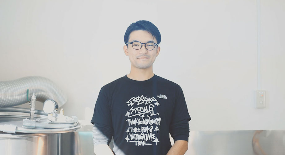 齋藤 由馬（Yuma Saito）さん 株式会社エイトピークス 代表取締役 / 1989年長野県上田市出身。実家は花農家。花の効能に可能性を感じ、漢方薬の製薬会社に就職。その後Uターンし農業を学びながら、ビール原材料の「ホップ」の研究を始める。県内外の清酒メーカー、ビールメーカーで醸造を学び、2018年、長野県茅野市に株式会社エイトピークスを設立。