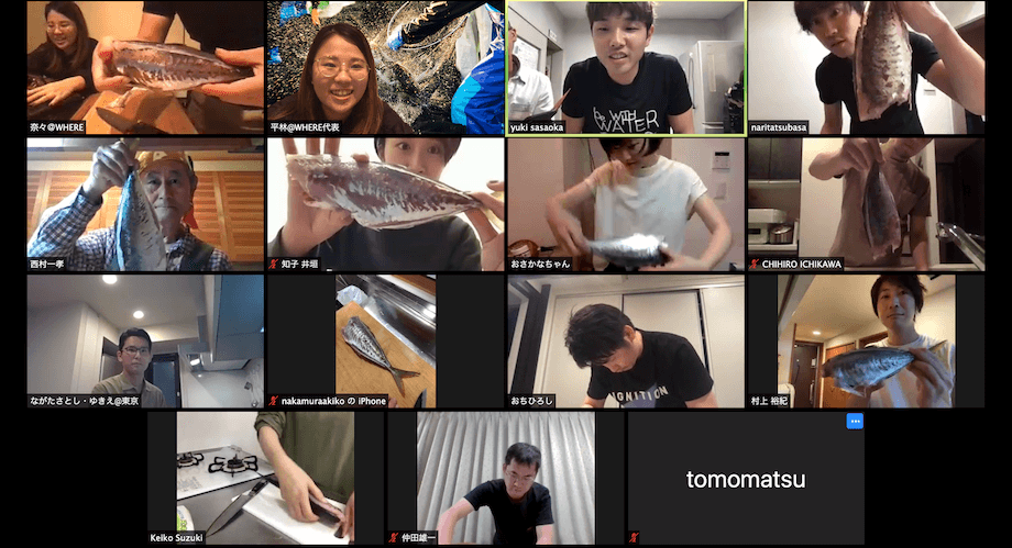 捌き方でわからない部分があれば、その都度参加者が質問。画面で魚を見せながら、笹岡さんがアドバイスをしていきます。参加者の中にはアジやコーイカの中から餌となっている「小魚が出てきた!」と驚き、全員がその画面に注目を向けるシーンも。魚を丸々一匹、自分の手で捌くからこそわかる気づきに大興奮しっぱなしです。