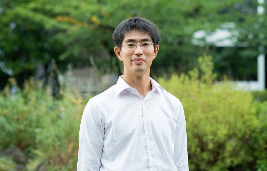 井上貴至(Takashi Inoue)氏 愛媛県 市町振興 課長 / 1985年大阪府生まれ。東京大学法学部卒業後、総務省に入省。内閣府地方分権改革推進室主査などを経て、地方創生人材支援制度で2015年4月、鹿児島県長島町の副町長に当時、最年少の29歳で就任。「ぶり奨学金」等、様々な施策で話題を呼んだ。現在は愛媛県で市町振興課長に就任し、さらに活躍の場を広げている。